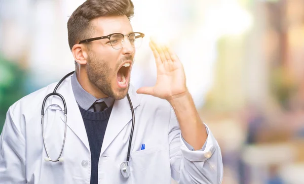 Joven Médico Guapo Sobre Fondo Aislado Gritando Gritando Fuerte Lado — Foto de Stock