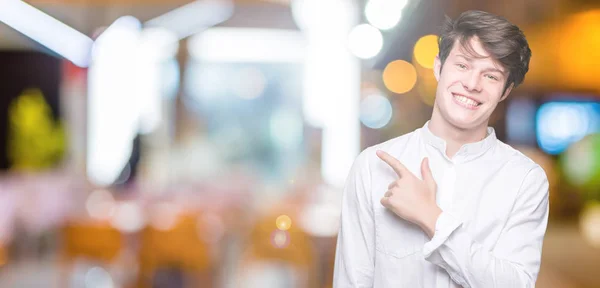 Jonge Knappe Zakenman Geïsoleerde Achtergrond Vrolijke Met Een Glimlach Van — Stockfoto