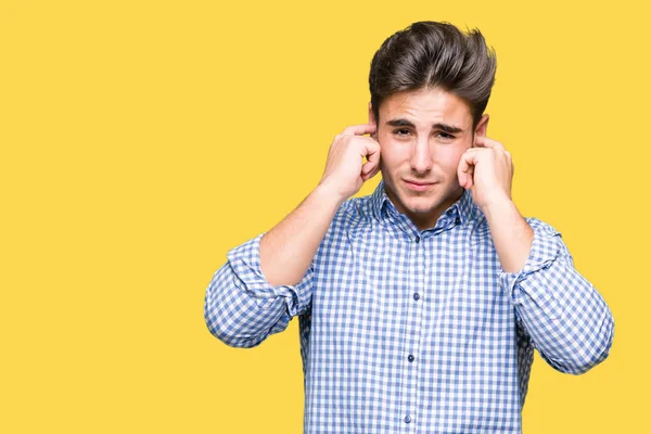 Młody Przystojny Biznesmen Białym Tle Obejmujące Uszy Palcami Zirytowany Wyrażenie — Zdjęcie stockowe