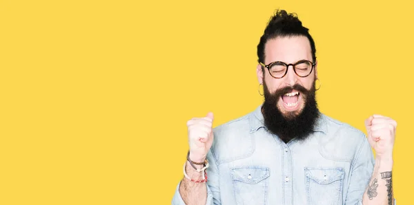 Jeune Homme Hipster Aux Cheveux Longs Barbe Portant Des Lunettes — Photo