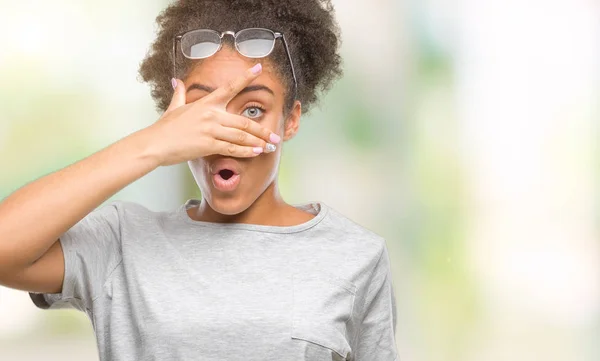 Jonge Afro Amerikaanse Vrouw Bril Geïsoleerde Achtergrond Gluren Schok Voor — Stockfoto