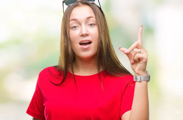 Jovem Bela Mulher Caucasiana Usando Óculos Sol Sobre Fundo Isolado — Fotografia de Stock