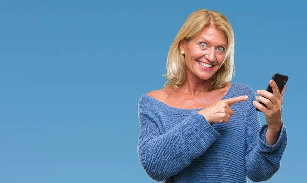 Blonde Frau Mittleren Alters Sendet Nachricht Mit Smartphone Über Isolierten — Stockfoto