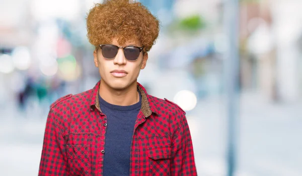 Giovane Bell Uomo Con Capelli Afro Che Indossa Occhiali Sole — Foto Stock