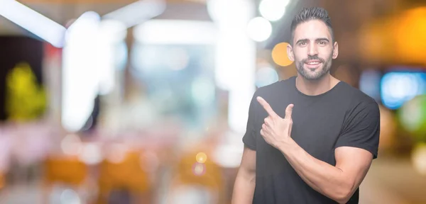 Joven Hombre Guapo Sobre Fondo Aislado Alegre Con Una Sonrisa —  Fotos de Stock