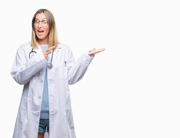 Joven Hermosa Doctora Mujer Auriculares Sobre Fondo Aislado Sorprendido Sonriendo —  Fotos de Stock