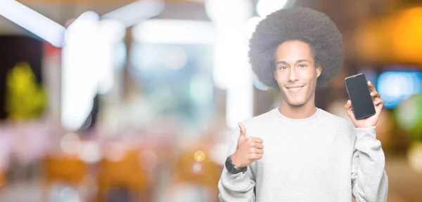 Jovem Homem Americano Africano Com Cabelo Afro Mostrando Tela Smartphone — Fotografia de Stock