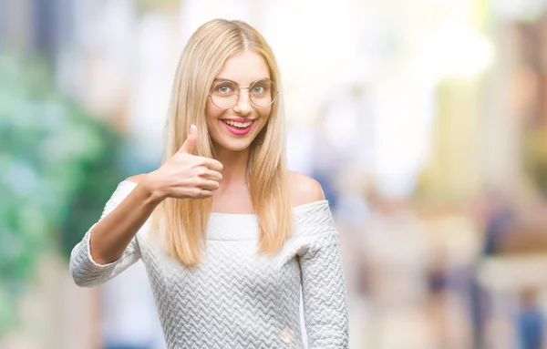 Młoda Piękna Kobieta Blondynka Okularach Białym Tle Robi Szczęśliwy Kciuk — Zdjęcie stockowe