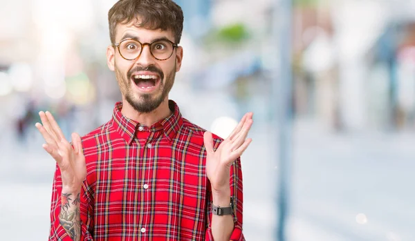 Ung Stilig Man Bär Glasögon Över Isolerade Bakgrund Firar Crazy — Stockfoto