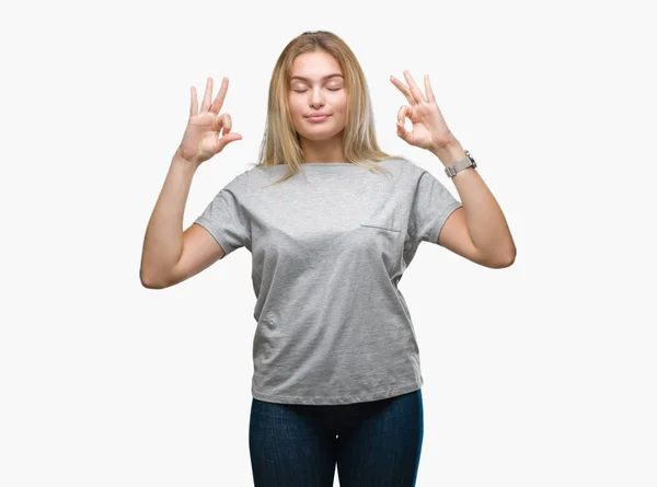 Jeune Femme Caucasienne Sur Fond Isolé Détendre Sourire Les Yeux — Photo