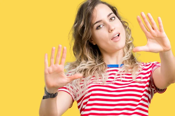 Bela Jovem Loira Mulher Sobre Isolado Fundo Sorrindo Fazendo Quadro — Fotografia de Stock