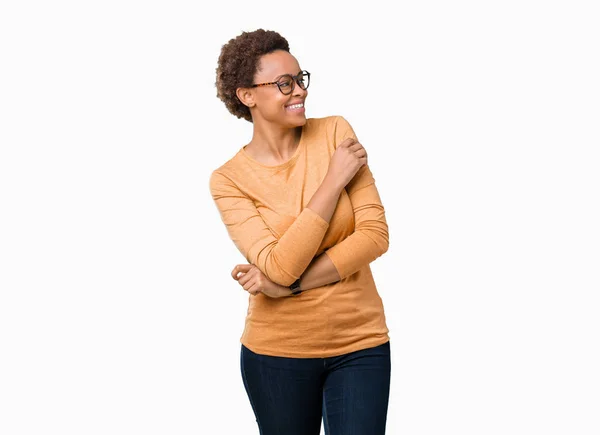 年轻美丽的非洲裔美国女人戴眼镜在孤立的背景看着一边面带微笑 自然的表情 笑自信 — 图库照片