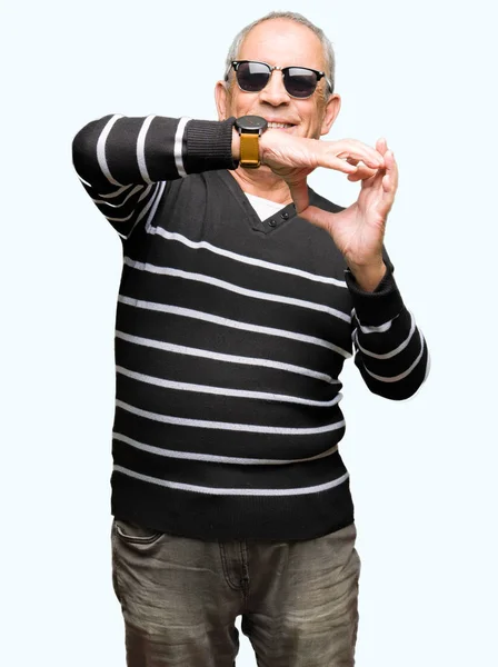 Przystojny Mężczyzna Senior Sobie Sweter Zimowy Okulary Przeciwsłoneczne Uśmiechając Się — Zdjęcie stockowe
