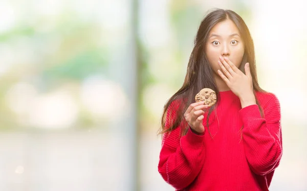 Νεαρά Ασιατικές Γυναίκα Τρώει Μπισκότων Τσιπ Σοκολάτας Πάνω Από Στόμα — Φωτογραφία Αρχείου