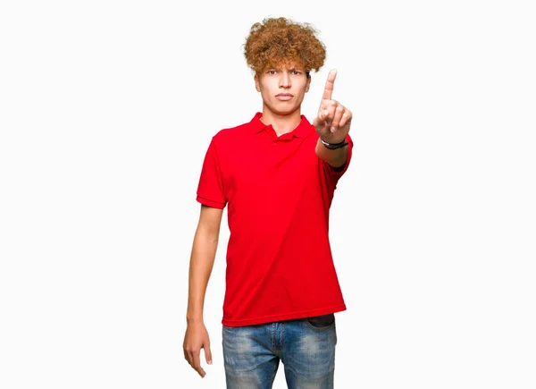 Jovem Homem Bonito Com Cabelo Afro Vestindo Camiseta Vermelha Apontando — Fotografia de Stock