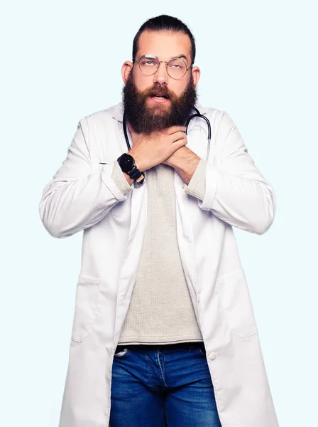 Joven Doctor Rubio Con Barba Usando Abrigo Médico Gritando Sofocándose — Foto de Stock