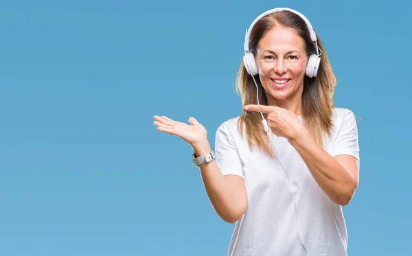 Mujer Hispana Mediana Edad Escuchando Música Usando Auriculares Sobre Fondo — Foto de Stock