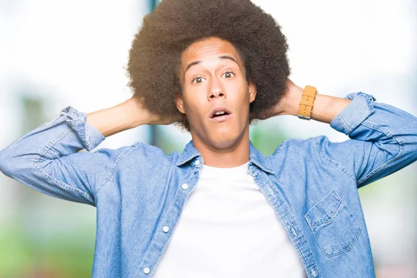 Mladý Američan Afričana Muž Afro Vlasy Crazy Strach Rukou Hlavě — Stock fotografie
