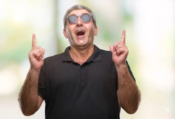 Schöner Älterer Mann Mit Sonnenbrille Über Isoliertem Hintergrund Staunte Und — Stockfoto