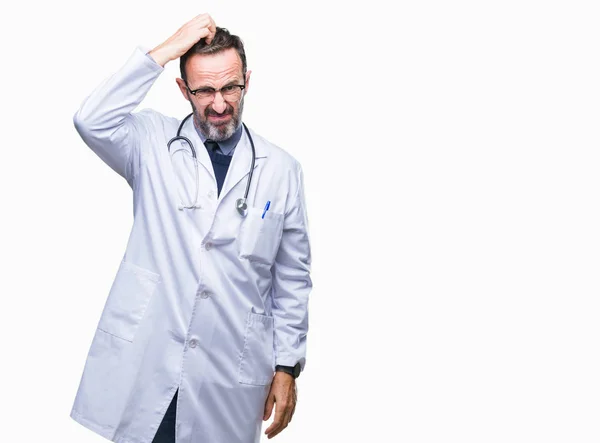 Hombre Médico Edad Madura Con Uniforme Médico Aislado Fondo Confundir —  Fotos de Stock