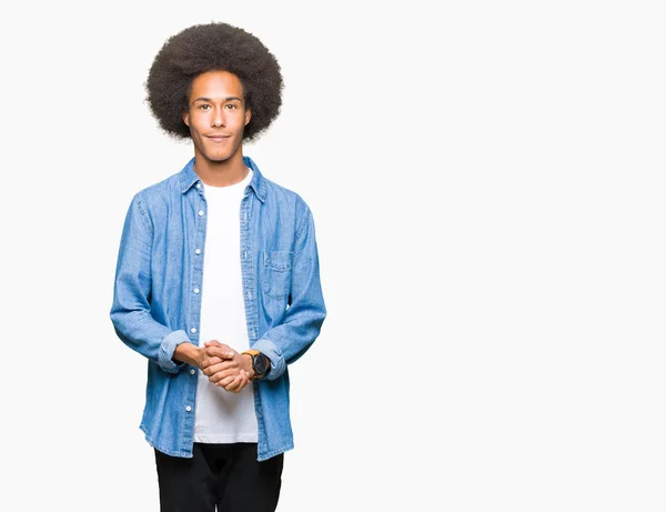 Mladý Americký Muž Afro Vlasy Rukama Dohromady Prsty Přes Usmívající — Stock fotografie