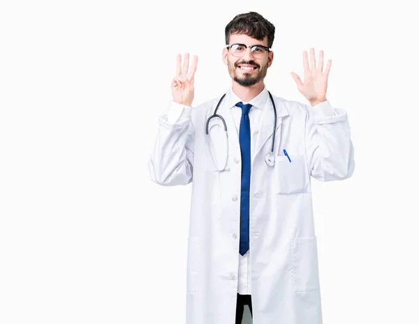 Joven Doctor Vestido Con Abrigo Hospital Sobre Fondo Aislado Mostrando —  Fotos de Stock