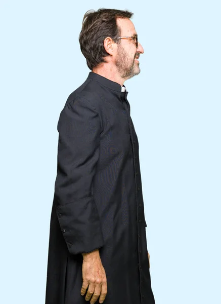 Homem Padre Meia Idade Vestindo Roupão Católico Olhando Para Lado — Fotografia de Stock
