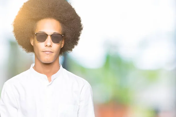 Junger Afrikanisch Amerikanischer Mann Mit Afro Haaren Und Sonnenbrille Mit — Stockfoto