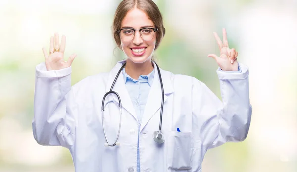 Güzel Genç Sarışın Doktor Kadın Giyiyor Tıbbi Üniforma Üzerinde Gösterilen — Stok fotoğraf