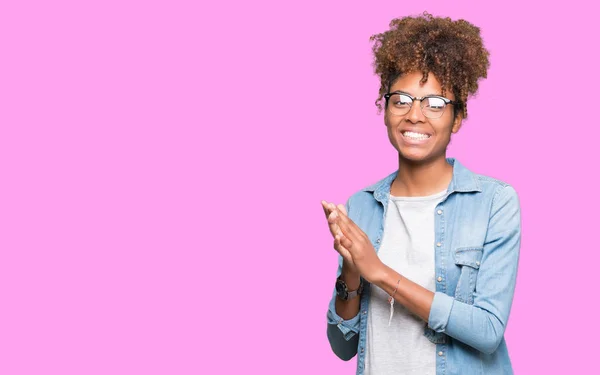 Gyönyörű Fiatal Afrikai Amerikai Szemüveg Alatt Elszigetelt Háttér Clapping Tapsolt — Stock Fotó