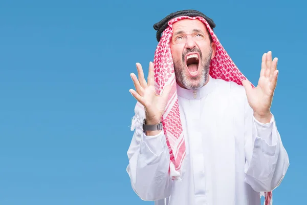 上クーフィーヤ身に着けているアラブの年配の男性狂気の背景を分離し 怒って叫んで 叫んで積極的な表現と腕を上げます 欲求不満のコンセプト — ストック写真