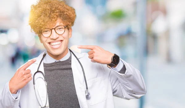 Jonge Knappe Dokter Man Met Medische Vacht Glimlachend Vertrouwen Tonen — Stockfoto