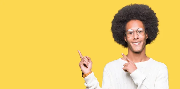 Joven Afroamericano Con Cabello Afro Vistiendo Gafas Sonriendo Mirando Cámara —  Fotos de Stock