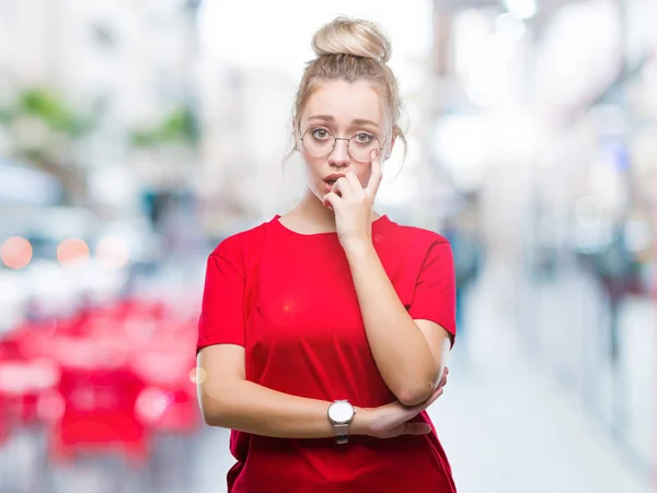 Unga Blonda Kvinnan Bär Glasögon Över Isolerade Bakgrund Ser Stressad — Stockfoto