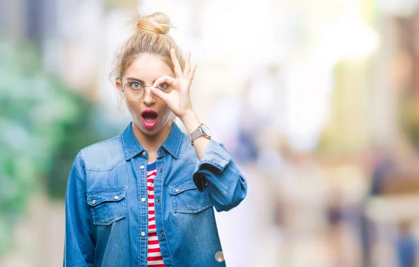 Junge Schöne Blonde Frau Mit Brille Über Isoliertem Hintergrund Tut — Stockfoto