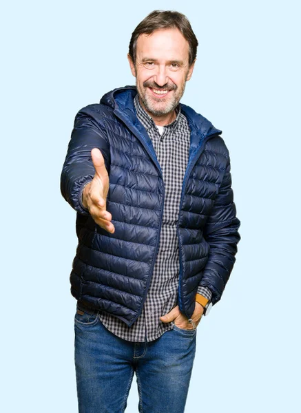 Красивий Чоловік Середнього Віку Зимовому Пальто Посміхається Доброзичливо Пропонуючи Рукостискання — стокове фото