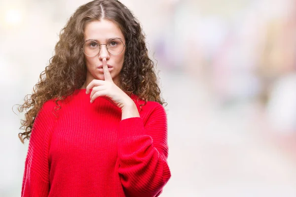 Όμορφη Μελαχρινή Σγουρά Μαλλιά Κοπέλα Φορώντας Γυαλιά Και Χειμώνα Πουλόβερ — Φωτογραφία Αρχείου