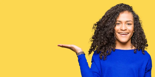 Giovane Bella Donna Con Capelli Ricci Indossa Maglione Invernale Sorridente — Foto Stock