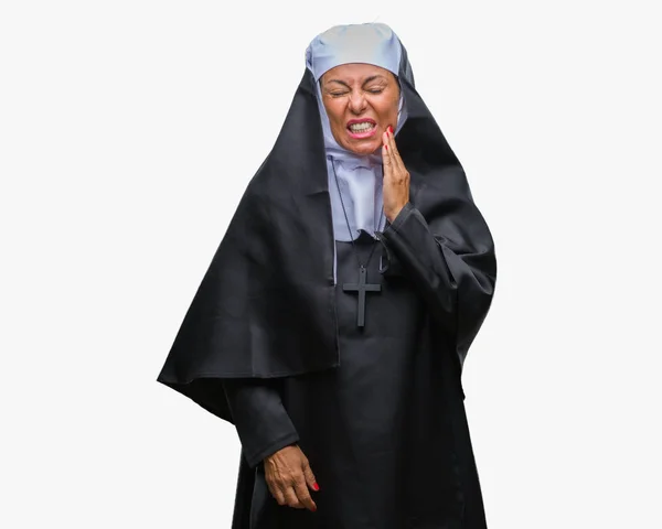 Женщина Католическая Монахиня Среднего Возраста Изолированном Заднем Плане Трогает Рот — стоковое фото
