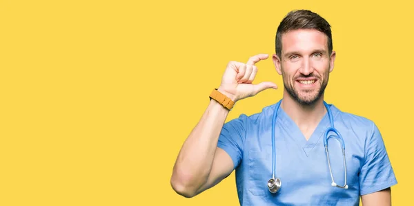 Yakışıklı Doktor Adam Izole Arka Plan Gülümseyen Boyutu Işaret Parmaklı — Stok fotoğraf