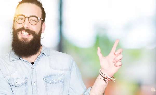Joven Hombre Hipster Con Pelo Largo Barba Con Gafas Con —  Fotos de Stock