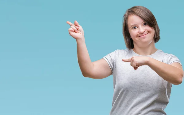 Mulher Adulta Jovem Com Síndrome Sobre Fundo Isolado Sorrindo Olhando — Fotografia de Stock