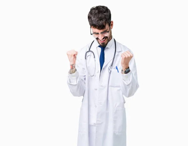 若い医者非常に幸せと興奮の発生 笑みを浮かべて 成功のために叫んで腕を持つ勝者ジェスチャーを行う分離の背景に病院のコートを着た男 お祝いのコンセプト — ストック写真