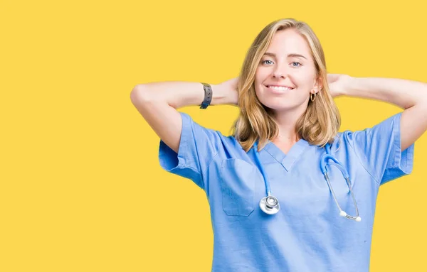 Mooie Jonge Dokter Vrouw Medische Uniform Dragen Geïsoleerd Achtergrond Ontspannen — Stockfoto
