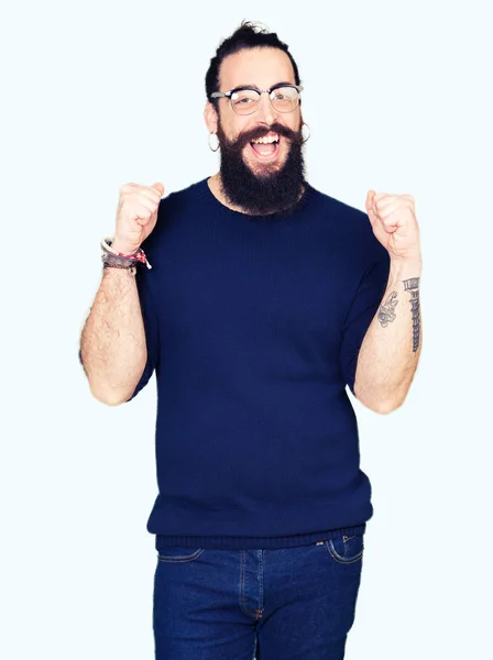 Homem Jovem Hipster Com Cabelos Longos Barba Vestindo Óculos Celebrando — Fotografia de Stock