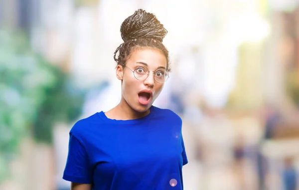 Young Gevlochten Afrikaans Amerikaans Meisje Haar Bril Geïsoleerde Achtergrond Bang — Stockfoto