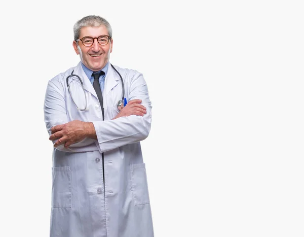 Gutaussehender Oberarzt Über Isoliertem Hintergrund Fröhliches Lächeln Mit Verschränkten Armen — Stockfoto