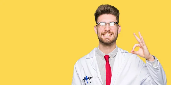 Jonge Knappe Wetenschapper Man Met Bril Glimlachend Positieve Doen Teken — Stockfoto