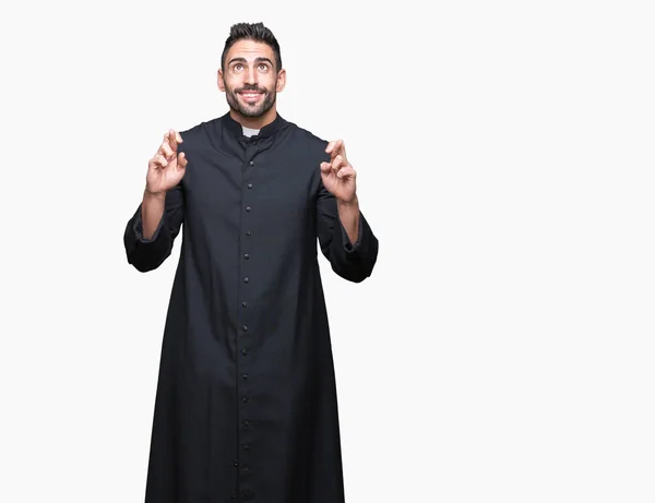 Joven Sacerdote Cristiano Sobre Fondo Aislado Sonriendo Cruzando Los Dedos —  Fotos de Stock