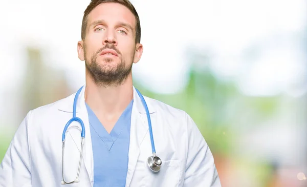 Gutaussehender Arzt Der Medizinische Uniform Über Isolierten Hintergrundhänden Trägt Und — Stockfoto